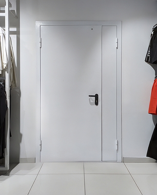 Дверь в магазине одежды