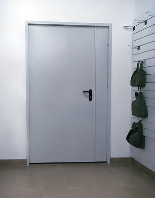 Дверь в служебное помещение