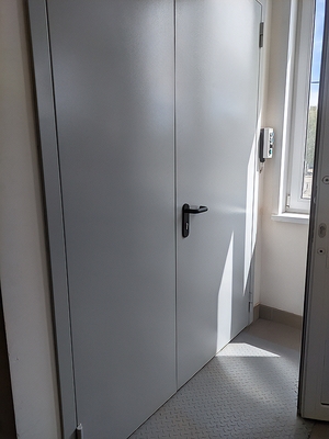 Дверь для грузового лифта