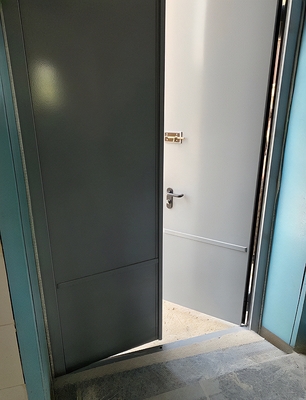 Высокие стальные ворота