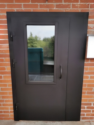 Коричневая дверь со стеклом