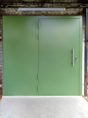 Подъездная зеленая дверь