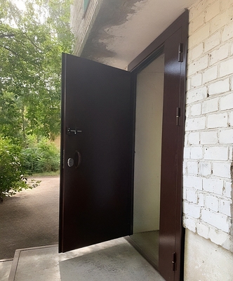 Полуторная коричневая дверь