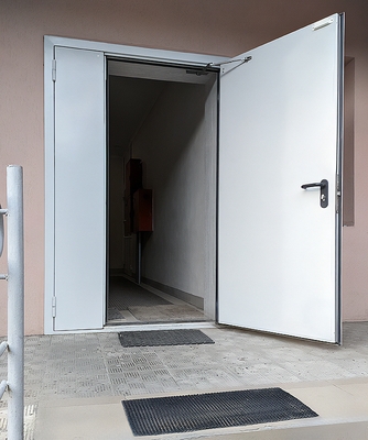 Дверь на входе в МКД