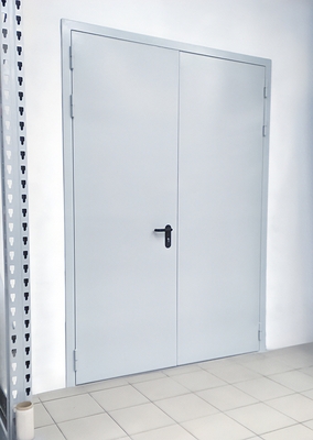 В служебное помещение гипермаркета