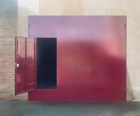 Ворота красного цвета