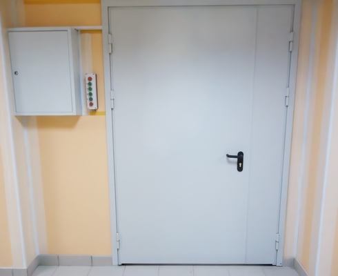 Дверь в шахту лифта