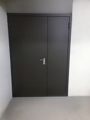 Дверь в офисном здании