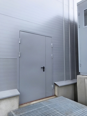 Серая полуторная дверь