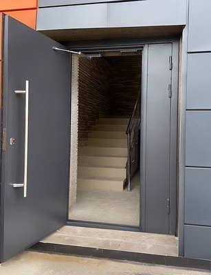 Серая дверь с ручкой-скобой