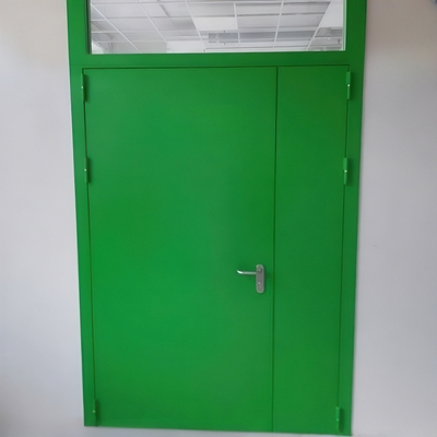 Зеленая дверь с фрамугой