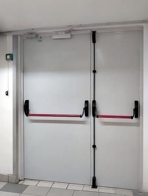 Дверь с ручками push-bar