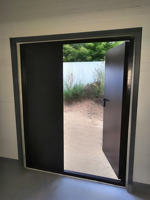 Коричневая огнеупорная дверь