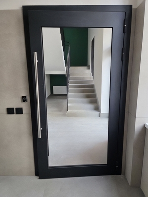 Дверь с большим стеклом Дверь с большим стеклом