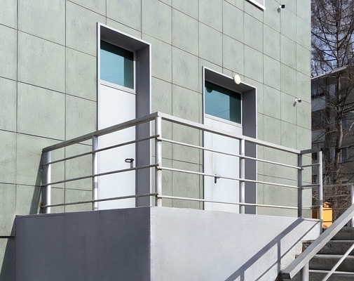 Двери в магазине