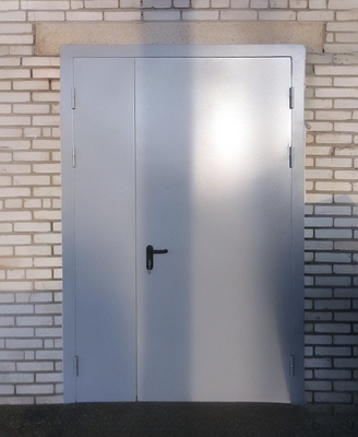 Дверь ei-60 на уличном выходе