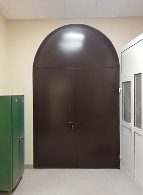 Арочная коричневая дверь