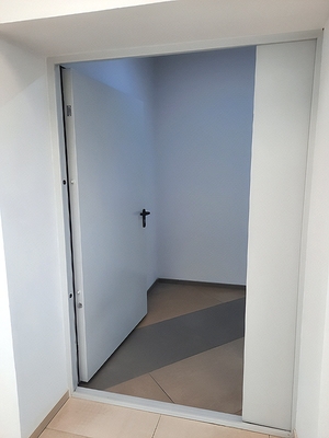 Дверь полуторной конструкции