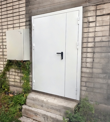 Уличная белая дверь
