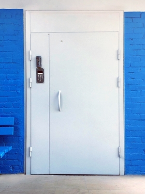 Подъездная дверь с верхней вставкой