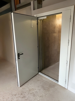 Дверь полуторной конструкции