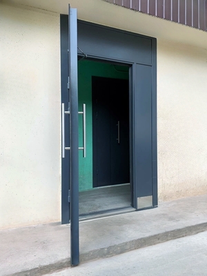 Дверь на входе в здание