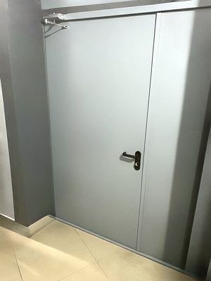 Полуторная дверь с доводчиком