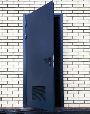 Уличная дверь с вентрешеткой Уличная дверь с вентрешеткой