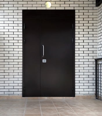 Подъездная дверь с кодовым замком