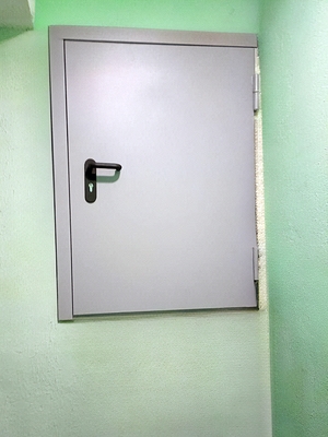 Одностворчатый люк в стене