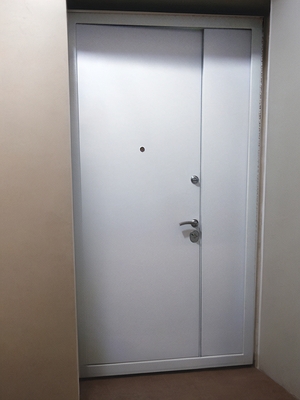 Полуторная белая дверь