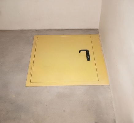 Люк желтого цвета