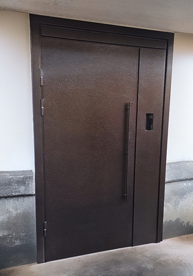 Подъездная дверь с ручкой-скобой