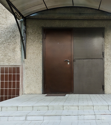 Однопольная коричневая дверь