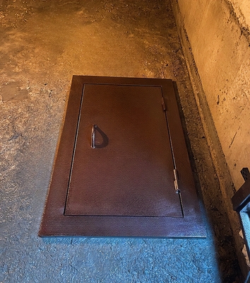 Напольный стальной люк Напольный стальной люк