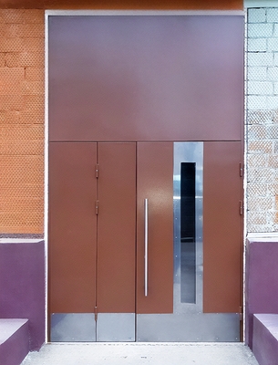 Нестандартная подъездная дверь