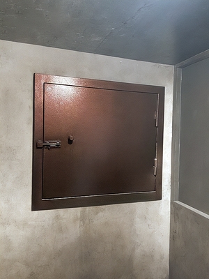 Металлический люк в стене Металлический люк в стене