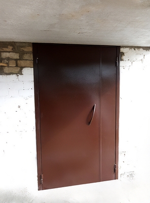 Дверь с коричневой покраской