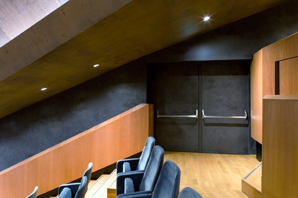 Двустворчатая дверь в кинотеатре Двустворчатая дверь в кинотеатре