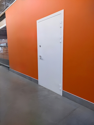 Белая техническая дверь