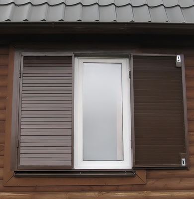 Коричневые ставни на окно Коричневые ставни на окно