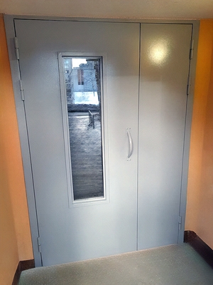 Остеклённая подъездная дверь