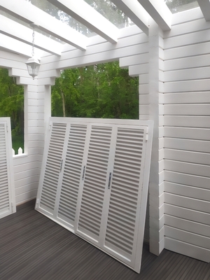 Белые жалюзийные ставни
