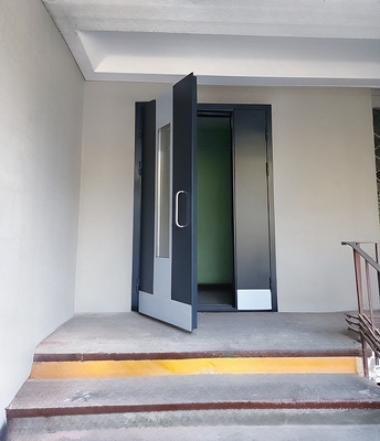 Подъездная остекленная дверь