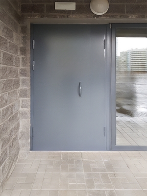 Серая подъездная дверь