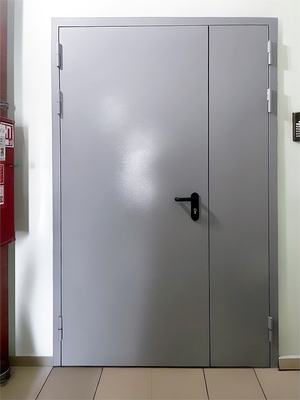 Серая полуторная дверь